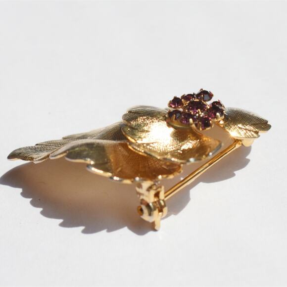 Vintage gold tone leaf pin brooch with purple rhinestones flower nature fairy - Picture 4 of 6